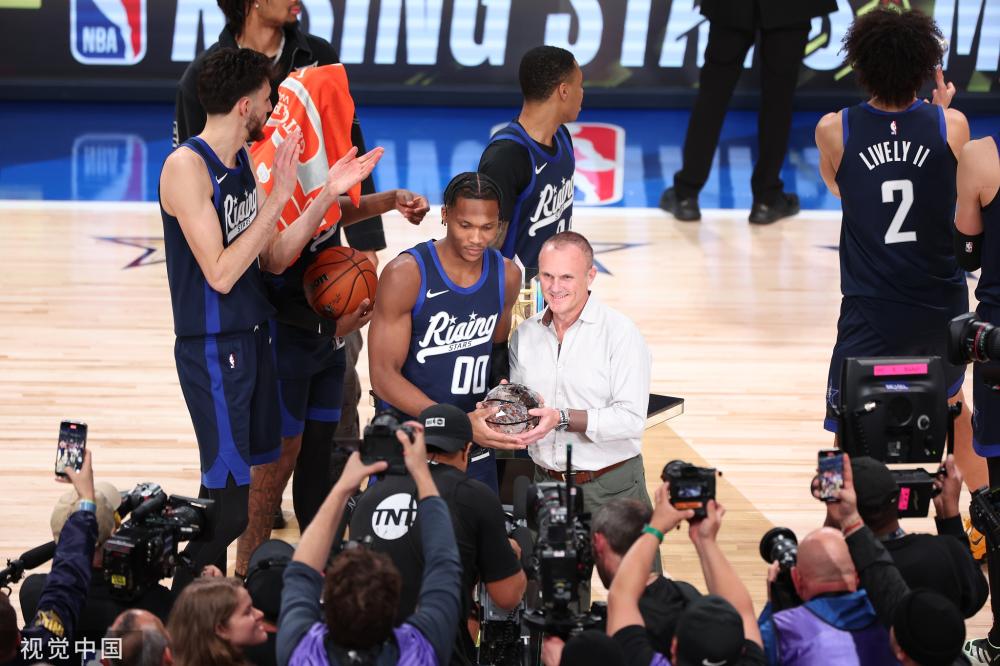 在此背后 在此背后